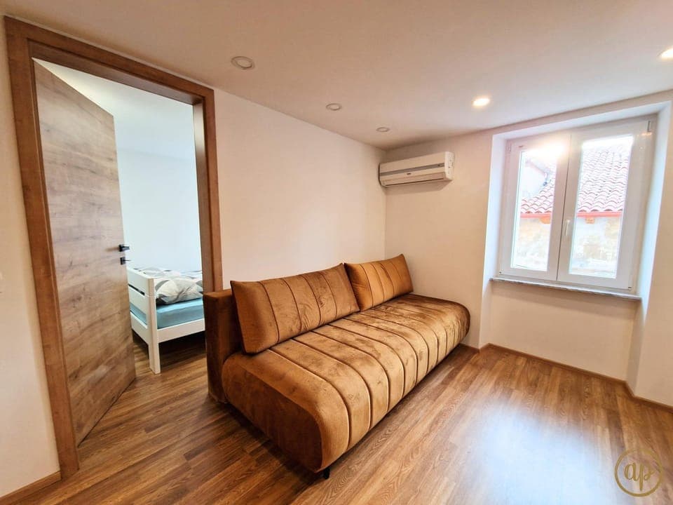 Bed, Living room, Photo of the whole room, Seating area, Bedroom, air conditioner