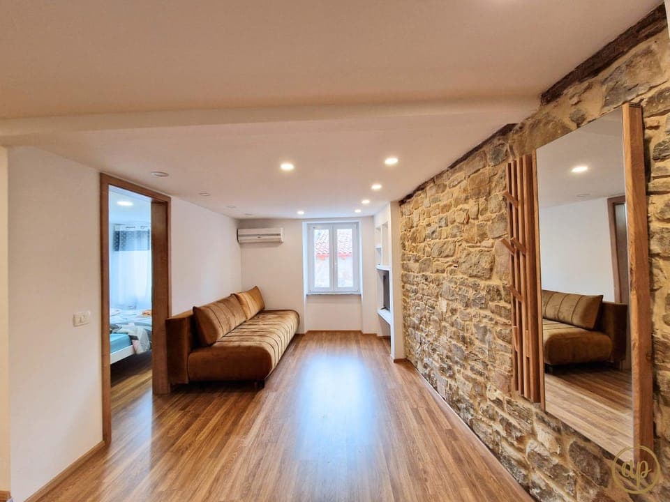 TV and multimedia, Living room, Seating area, air conditioner