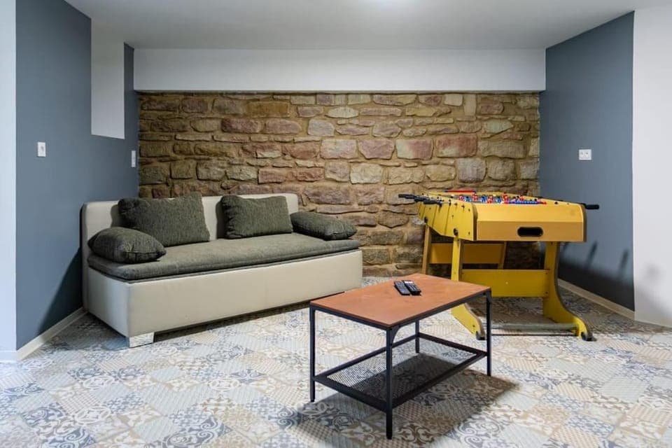 Game Room, Living room