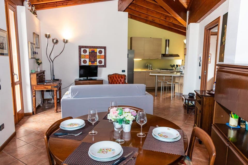 Kitchen or kitchenette, Living room, Food and drinks, Seating area, Dining area, Food