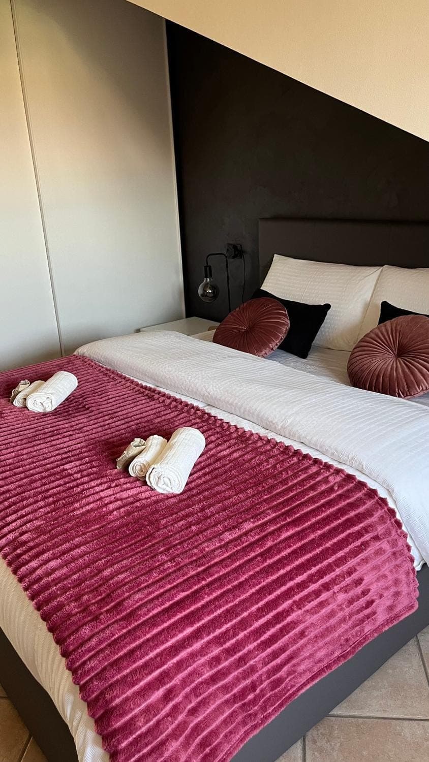 Bed, Photo of the whole room, Bedroom, towels