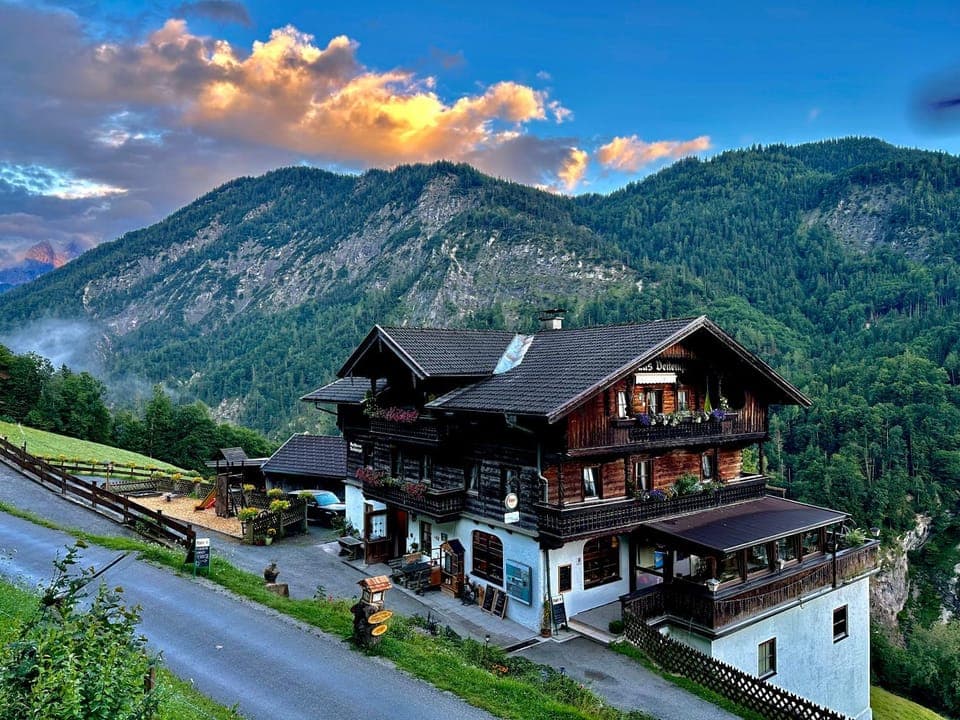 Property building, Day, Neighbourhood, Natural landscape, Mountain view