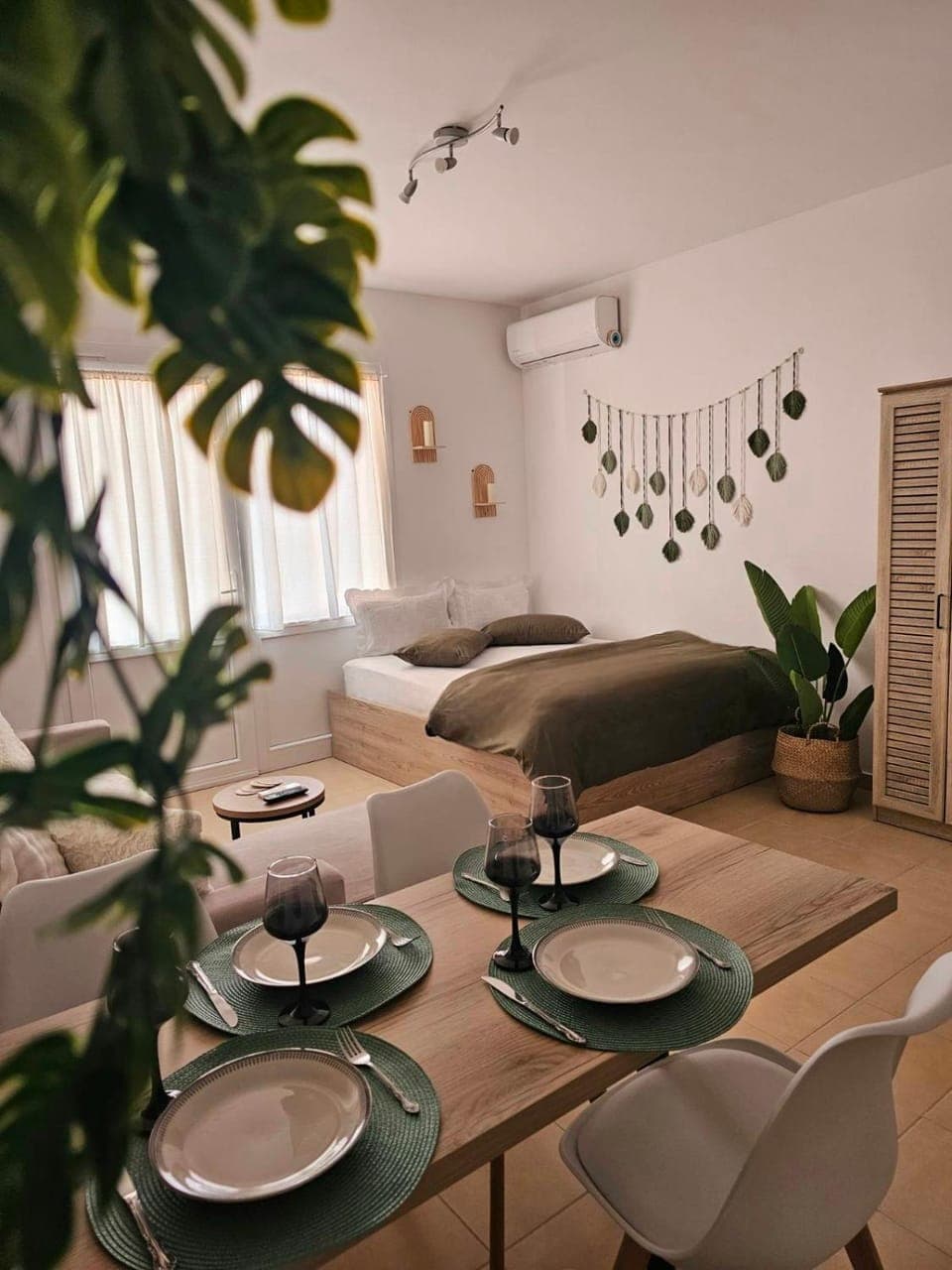 Bed, Living room, Seating area, Dining area, Bedroom