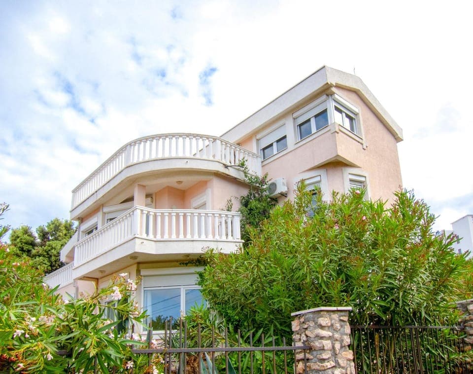 Property building, Patio, Patio, Facade/entrance, Natural landscape, Garden, Garden, Balcony/Terrace, Garden view, Sea view