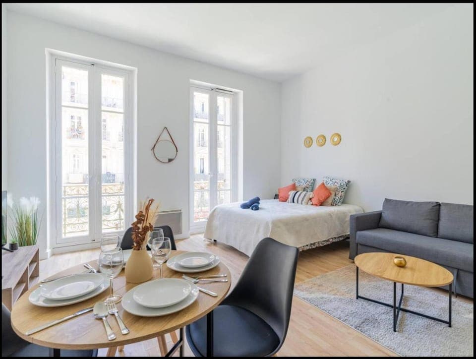 Bed, Living room, Photo of the whole room, Dining area