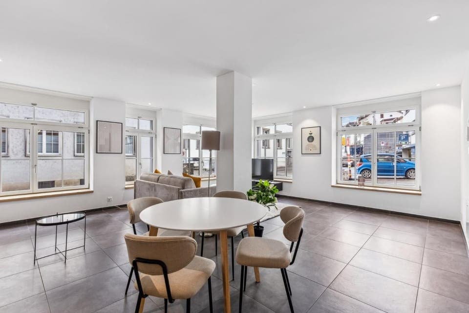 TV and multimedia, Living room, Seating area, Dining area, Family, furniture