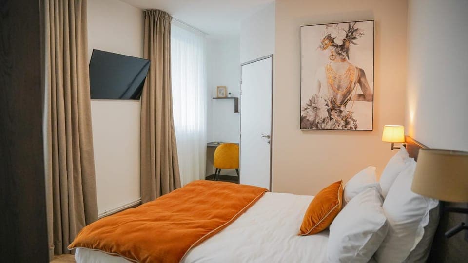 Bed, Photo of the whole room