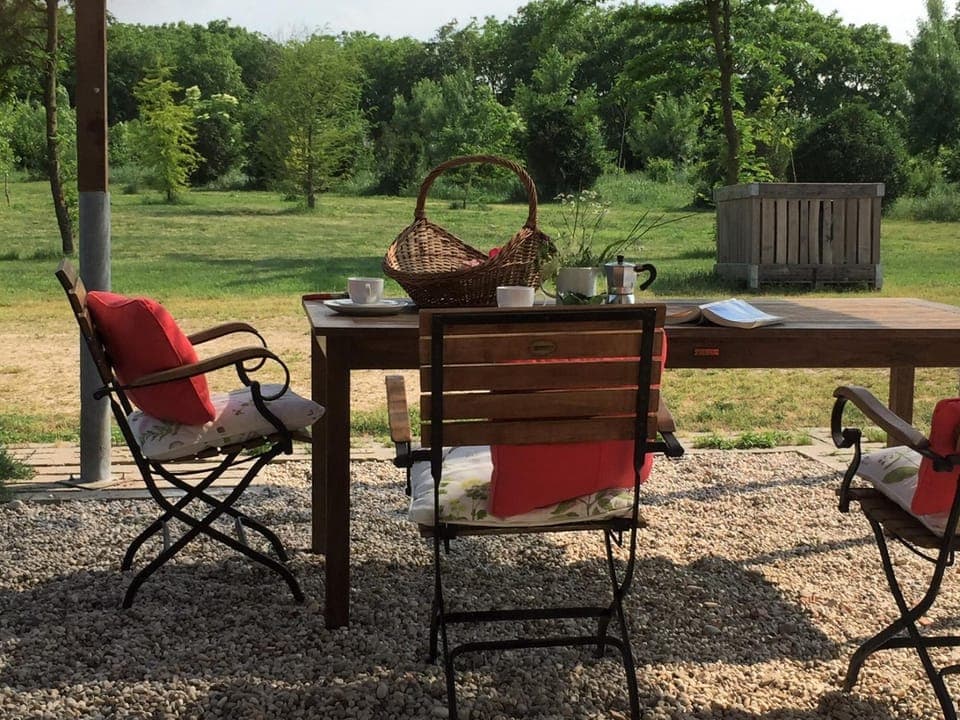 Coffee/tea facilities, Garden view, furniture