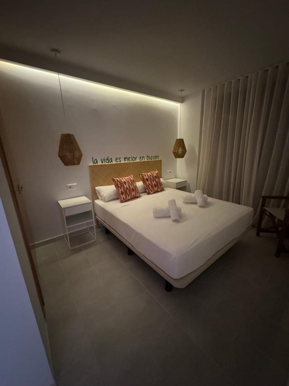 Bed, Photo of the whole room, Bedroom