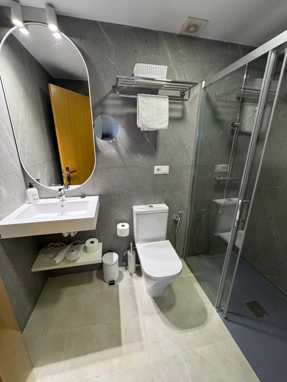 Shower, Toilet, Bathroom, towels