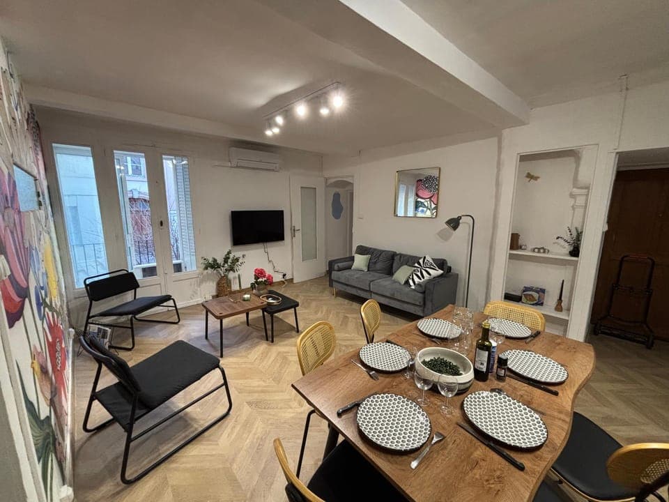 TV and multimedia, Living room, Seating area, Dining area