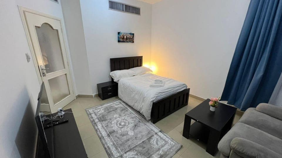 Bed, TV and multimedia, Photo of the whole room, Seating area, Bedroom