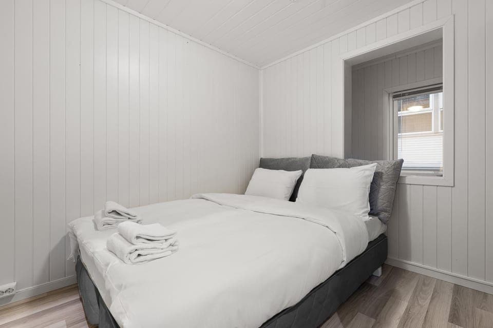 Bed, Photo of the whole room, Bedroom, towels