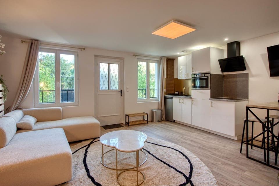 TV and multimedia, Kitchen or kitchenette, Living room, Seating area, Dining area, oven