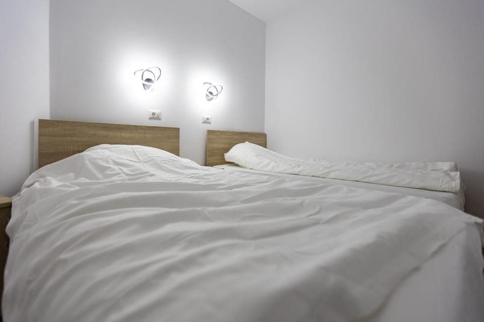 Bed, TV and multimedia, Photo of the whole room, Bedroom, air conditioner