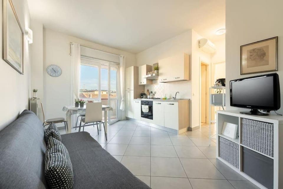 TV and multimedia, Kitchen or kitchenette, Living room, Seating area, Dining area, oven, stove, toaster