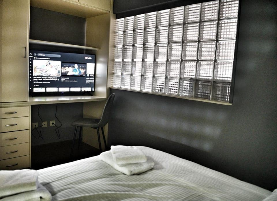 Bed, TV and multimedia, Bedroom, towels