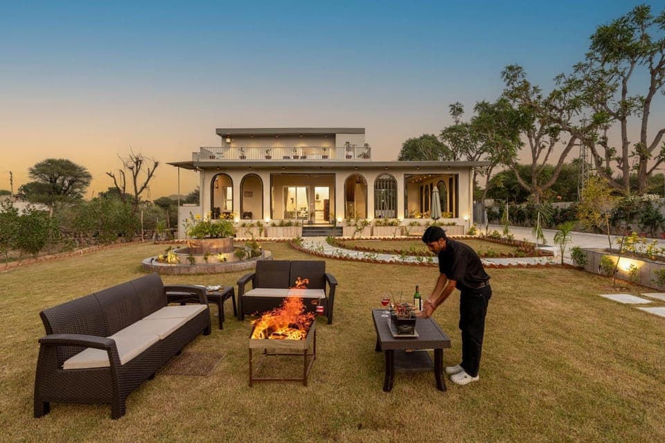 Property building, Day, People, BBQ facilities, Garden, Living room, Seating area, Garden view, group of guests