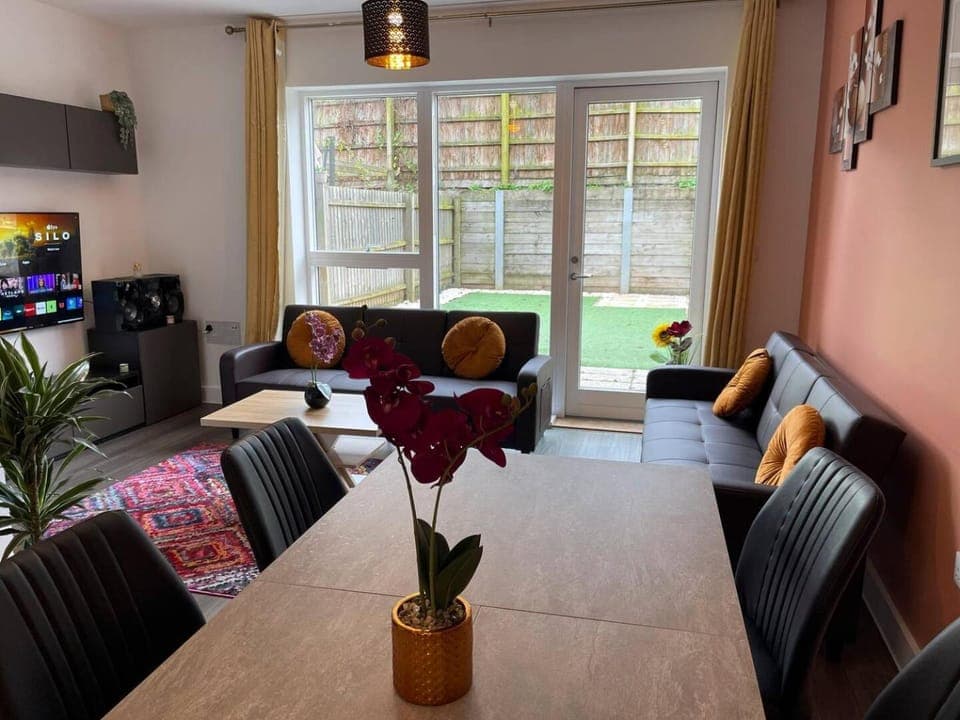 TV and multimedia, Living room, Seating area, Dining area