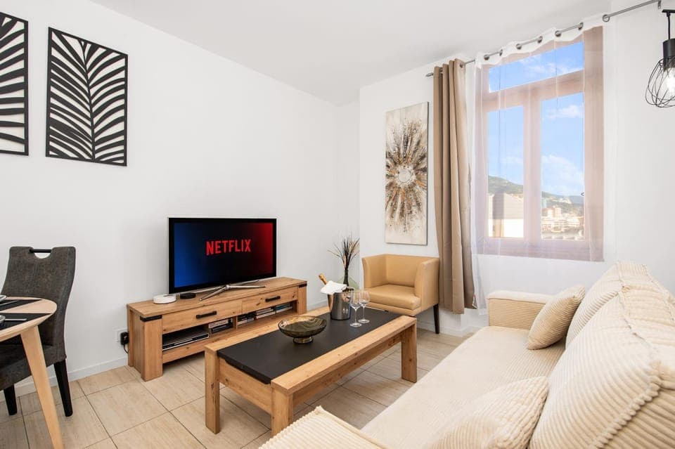 TV and multimedia, Living room, Seating area, Dining area