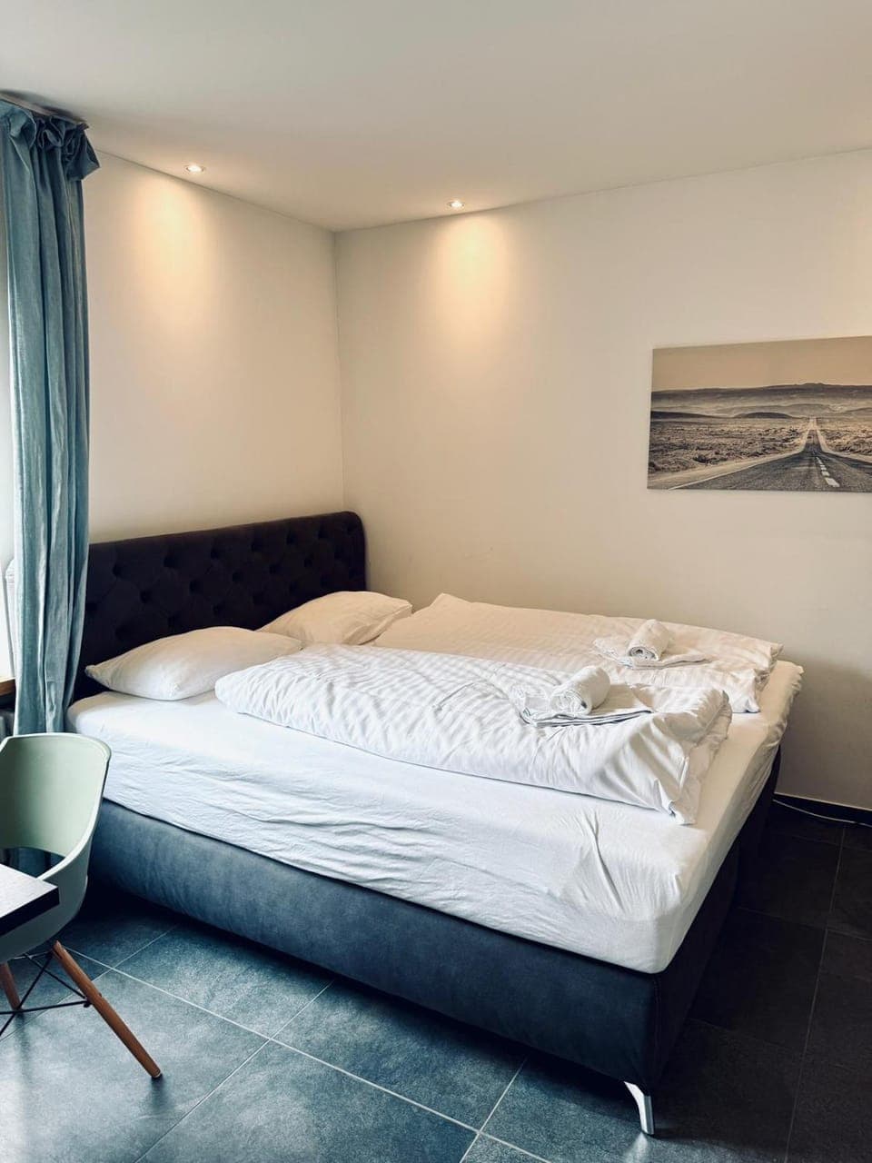 Bed, Photo of the whole room, Bedroom, Family, towels