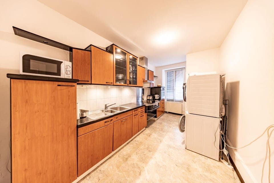 Coffee/tea facilities, oven, stove, washing machine