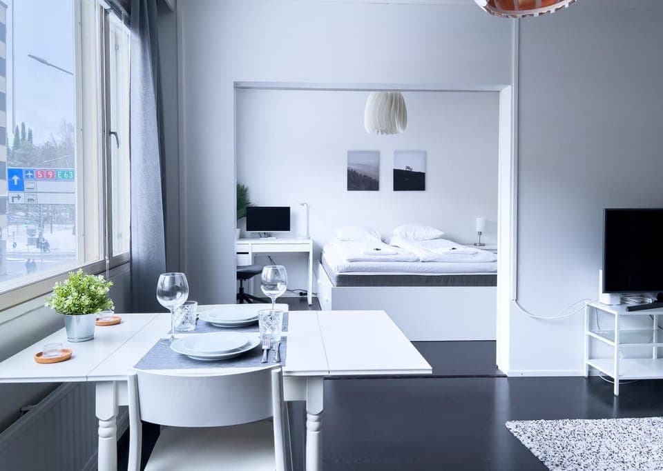 Bed, TV and multimedia, Living room, Seating area, Dining area, Evening entertainment, Bedroom