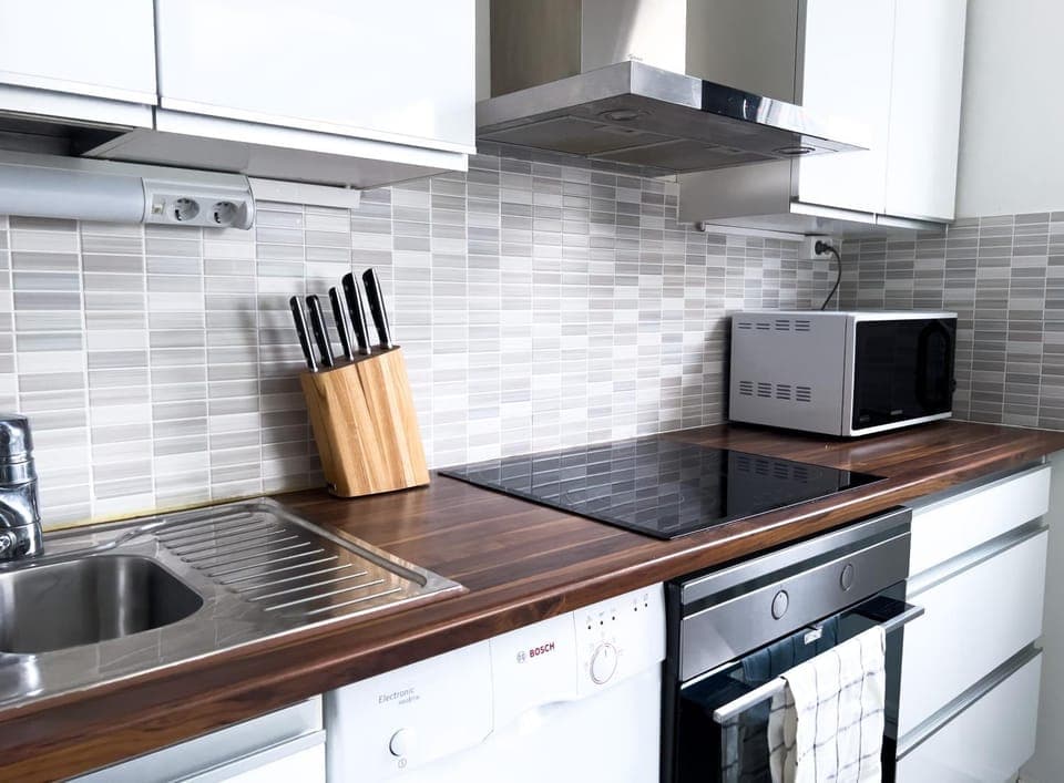 Coffee/tea facilities, Kitchen or kitchenette, dishwasher, microwave, oven, stove