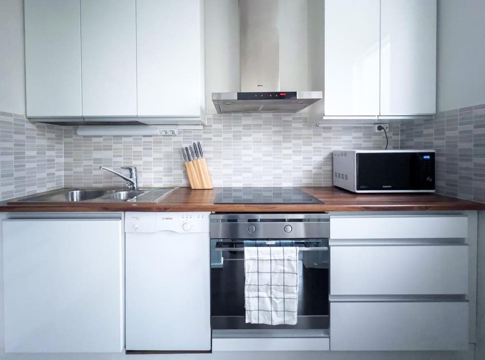 Coffee/tea facilities, Kitchen or kitchenette, dishwasher, microwave, oven, stove