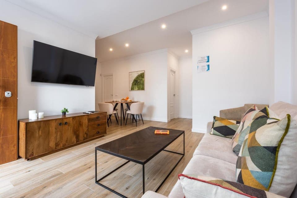 TV and multimedia, Living room, Seating area, Dining area, air conditioner