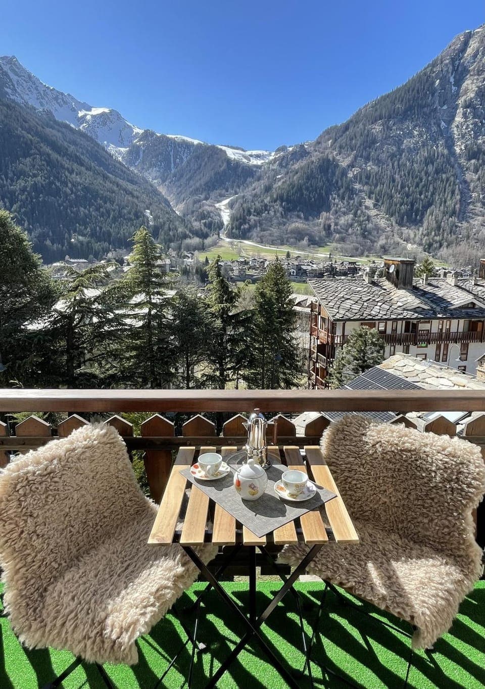 Balcony/Terrace, Dining area, Mountain view