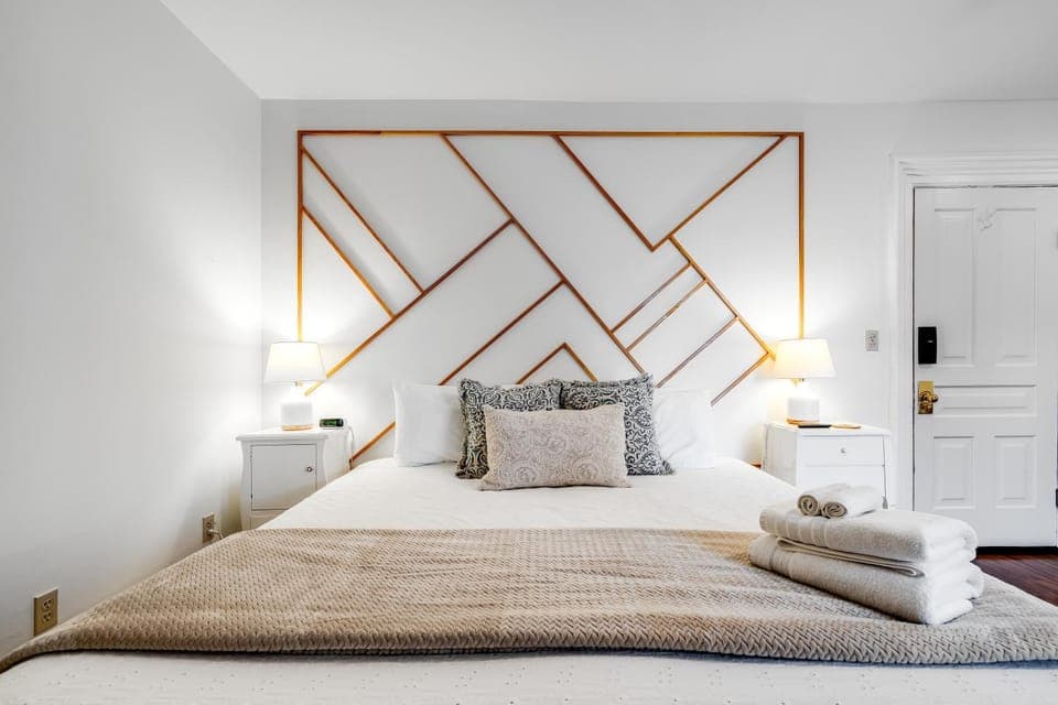 Bed, Photo of the whole room, Bedroom, towels