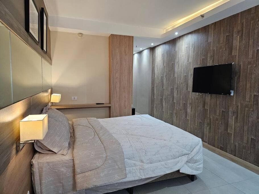 Bed, TV and multimedia, Bedroom