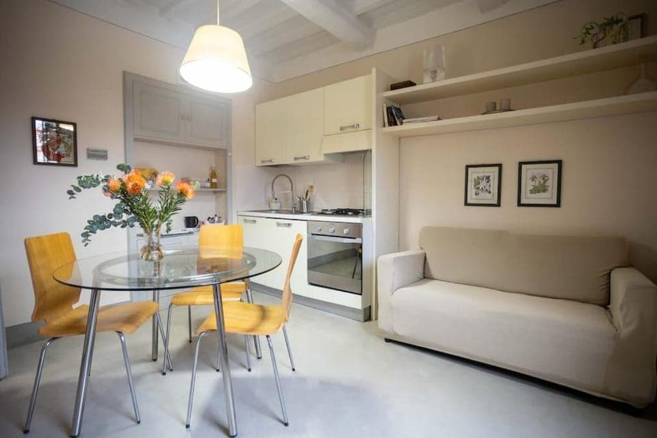 Kitchen or kitchenette, Living room, Seating area, Dining area, pet friendly, stove