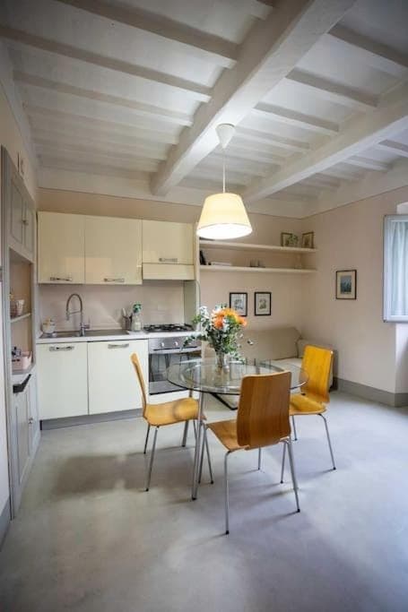 Kitchen or kitchenette, Living room, Seating area, Dining area, stove