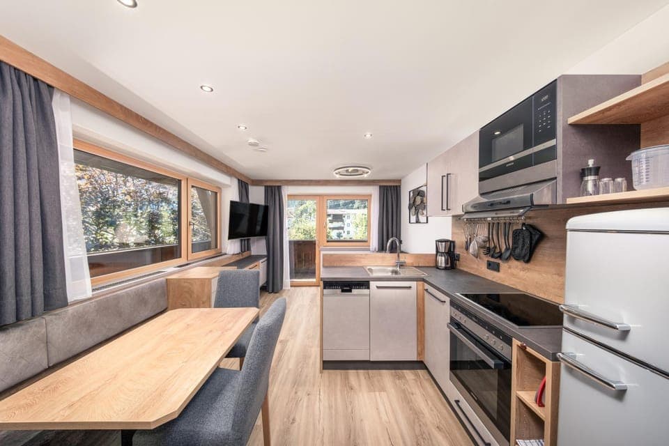 TV and multimedia, Kitchen or kitchenette, Living room, Seating area, Dining area, dishwasher, oven, stove