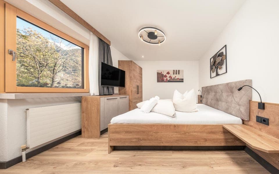 Bed, TV and multimedia, Photo of the whole room, Bedroom