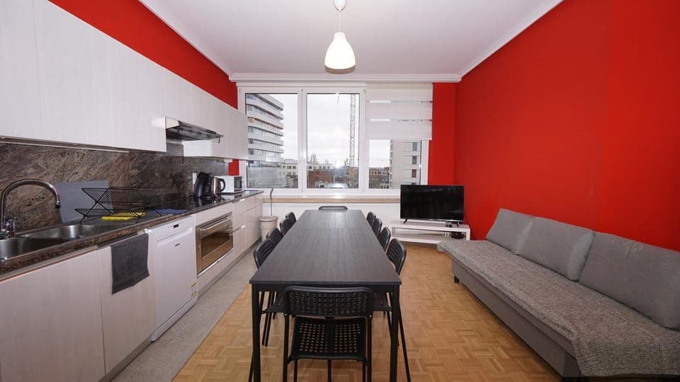 TV and multimedia, Kitchen or kitchenette, Living room, Dining area, stove