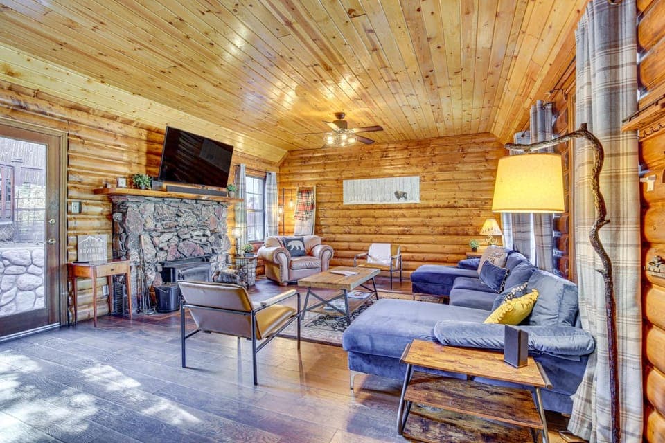 Hot Tub, Grill & Fire Pit: Cabin in Big Bear Lake Cabin in Big Bear