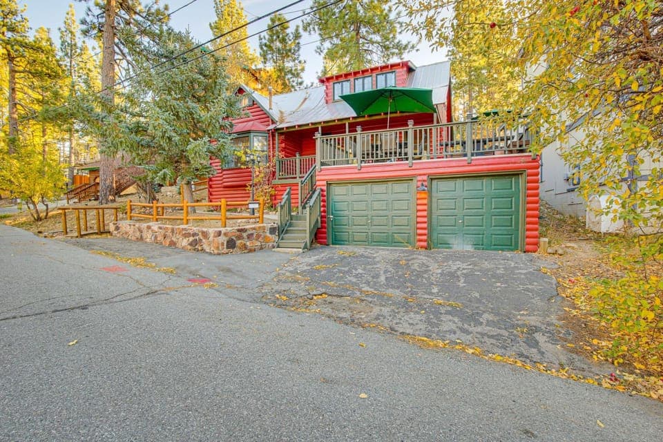 Hot Tub, Grill & Fire Pit: Cabin in Big Bear Lake Cabin in Big Bear