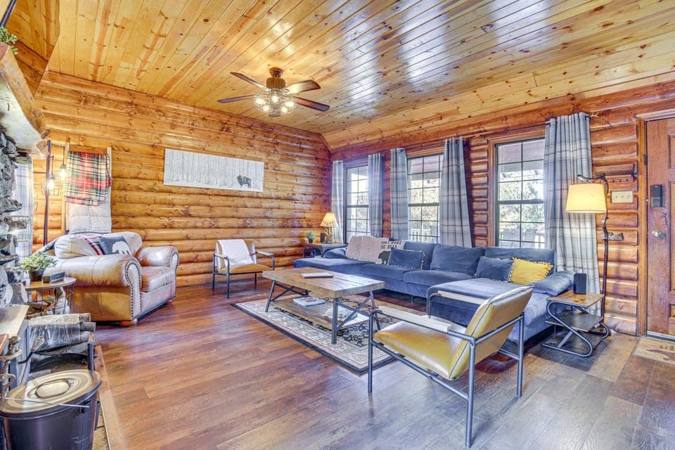 Hot Tub, Grill & Fire Pit: Cabin in Big Bear Lake Cabin in Big Bear
