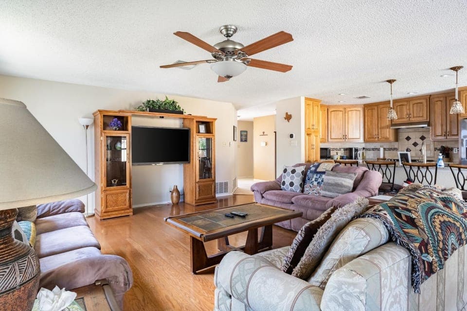 TV and multimedia, Kitchen or kitchenette, Living room, Seating area