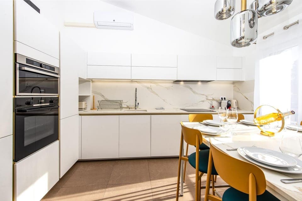 Kitchen or kitchenette, Dining area, oven, stove