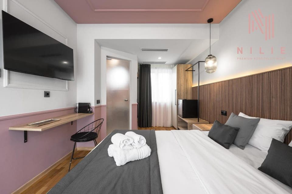 Bed, TV and multimedia, Photo of the whole room, Bedroom, towels