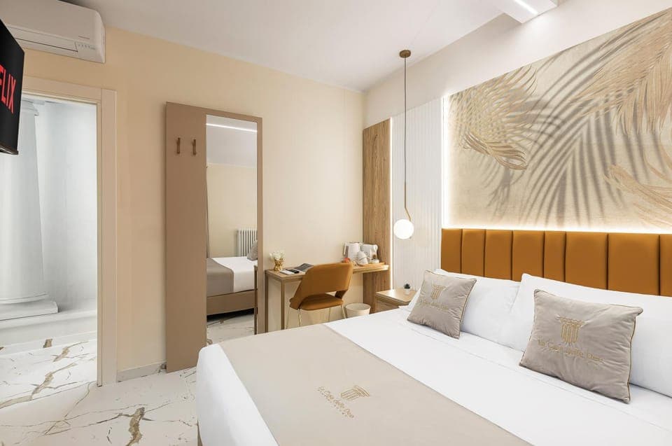 Bed, TV and multimedia, Photo of the whole room, Seating area, Bedroom