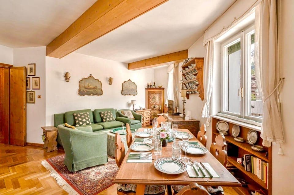 Living room, Food and drinks, Seating area, Dining area