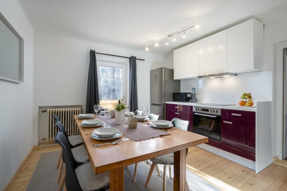 Kitchen or kitchenette, Dining area