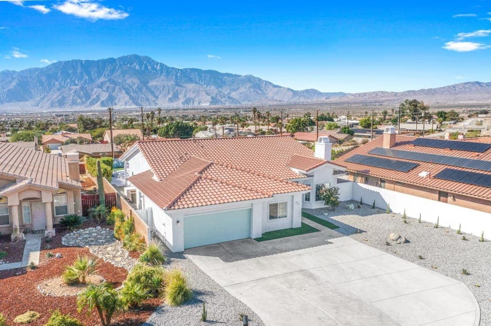 Property building, Neighbourhood, Bird's eye view, Mountain view, Street view