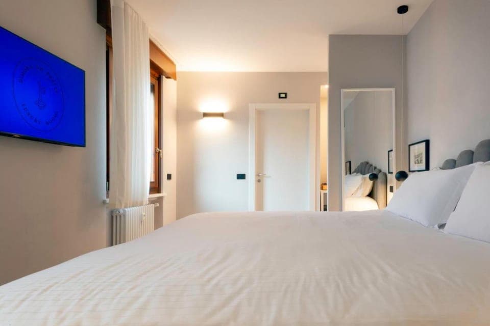 Bed, TV and multimedia, Photo of the whole room, Evening entertainment, Bedroom