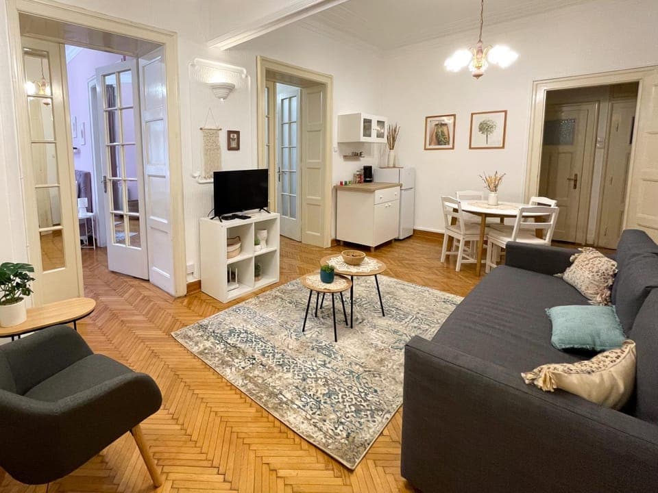 Communal lounge/ TV room, TV and multimedia, Living room, Seating area, Dining area, Evening entertainment